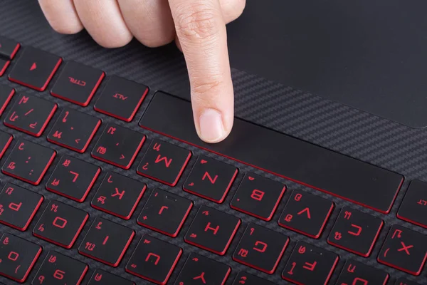 Dedo, apertando o botão de barra de espaço no teclado do computador portátil — Fotografia de Stock