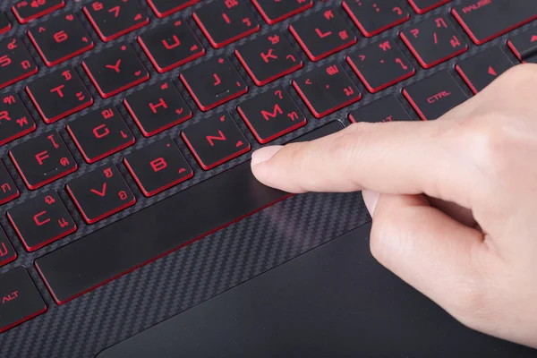 Dedo, apertando o botão de barra de espaço no teclado do computador portátil — Fotografia de Stock