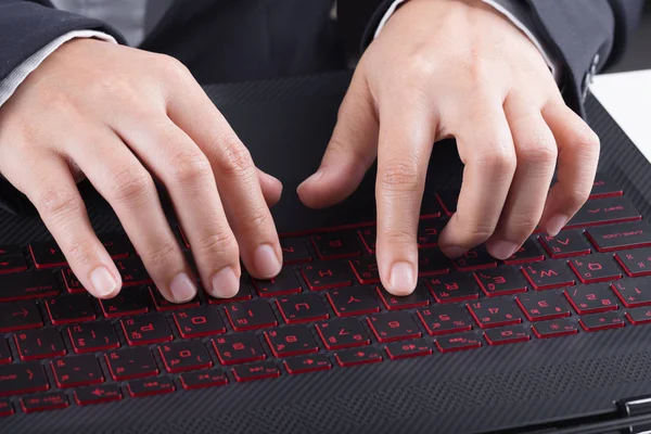 Teclado de escritura de mano de negocios de la computadora portátil — Foto de Stock