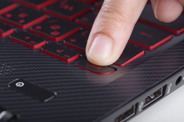 Dedo empurrando o botão esc no teclado do computador portátil — Fotografia de Stock