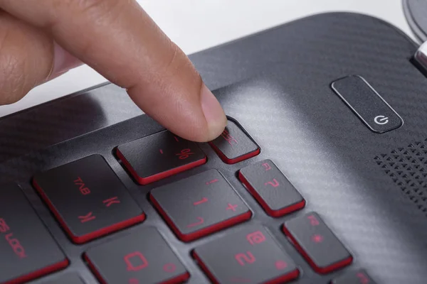 Dedo empurrando o botão esc no teclado do computador portátil — Fotografia de Stock