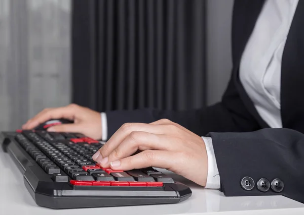 Mãos trabalhar no mouse e teclado do computador — Fotografia de Stock