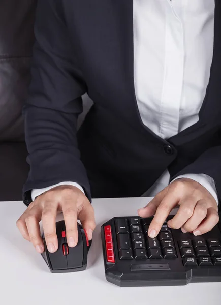 Mãos trabalhar no mouse e teclado do computador — Fotografia de Stock