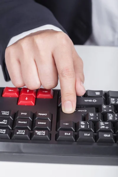 Dedo empurrando prima o botão enter no teclado do computador — Fotografia de Stock