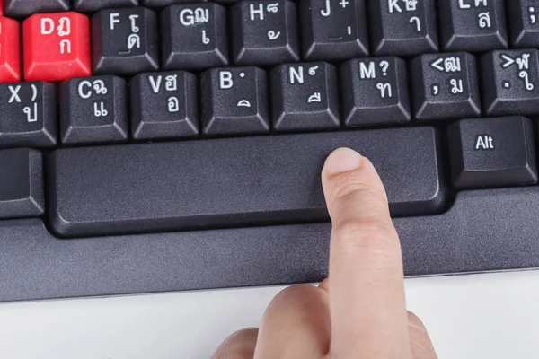 Palec, naciskając przycisk spacji na klawiaturze komputera — Zdjęcie stockowe