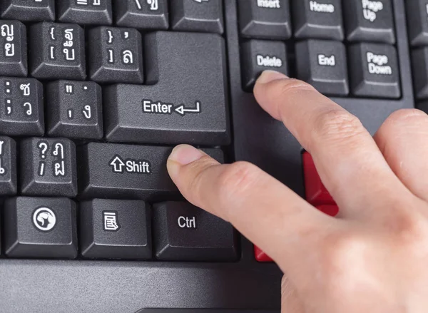 Prstem tlačí tlačítko Odstranit klávesu shift na klávesnici počítače — Stock fotografie
