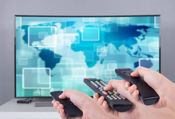 Hände halten Multimedia-Fernbedienung mit Smart-TV — Stockfoto