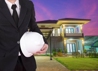 evin arka plan ile kask tutan mühendisi