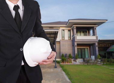 evin arka plan ile kask tutan mühendisi