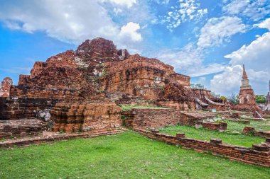 Buda heykelleri ve Wat Mahathat Ayutthaya içinde pagoda kalıntıları 