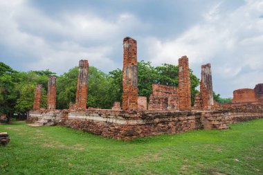 Buda heykelleri ve Wat Mahathat Ayutthaya içinde pagoda kalıntıları 