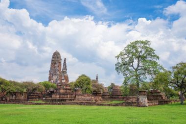 Buda heykelleri ve pagoda Wat Phra RAM Ayutthaya içinde kalıntıları 