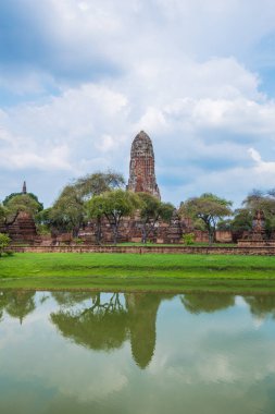 Buda heykelleri ve pagoda Wat Phra RAM Ayutthaya içinde kalıntıları 