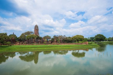 Buda heykelleri ve pagoda Wat Phra RAM Ayutthaya içinde kalıntıları 