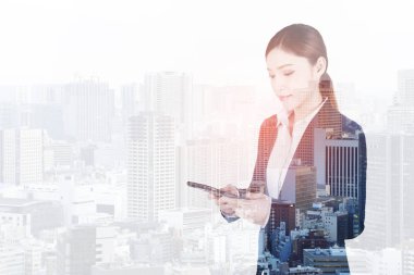 Şehir ba ile akıllı telefon kullanan iş kadın çift pozlama