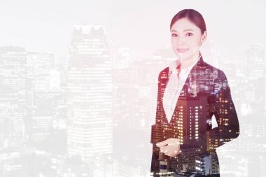 iş kadını city ile akıllı telefon tutarak çift pozlama 