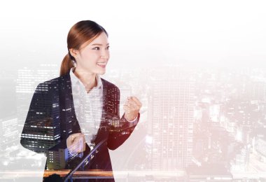 Başarılı iş kadını kol ile çift pozlama zekâ kaldırdı