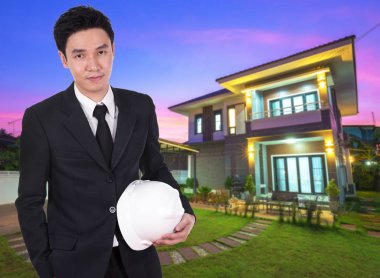 evin arka plan ile kask tutan mühendisi