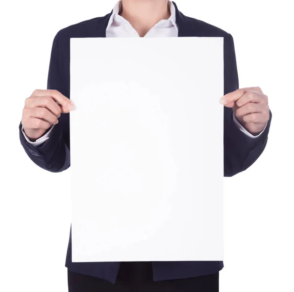 Mujer de negocios sosteniendo una hoja de papel en blanco aislada en blanco — Foto de Stock