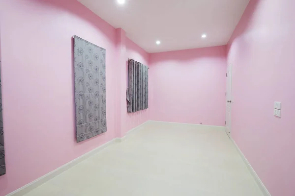 Lege roze kamer met deur en venster — Stockfoto