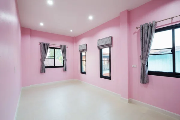 Lege roze kamer met raam — Stockfoto