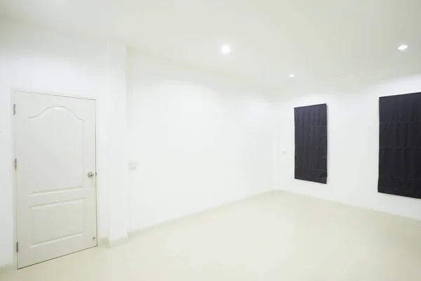 Lege witte kamer met deur en venster — Stockfoto