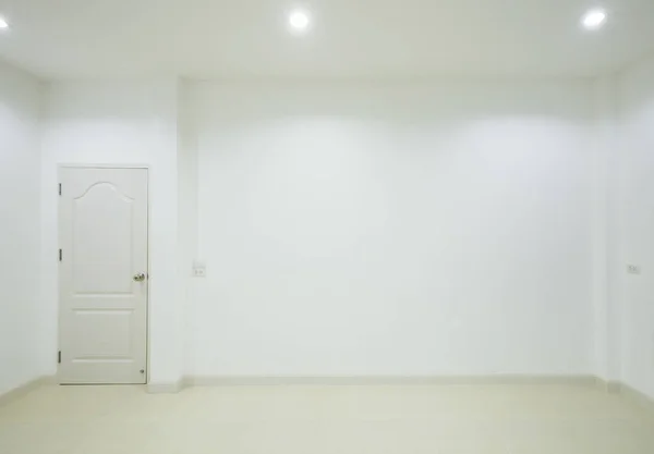 Порожня біла кімната з дверима — стокове фото
