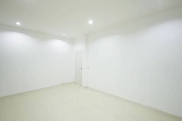 Vazio quarto branco com porta — Fotografia de Stock