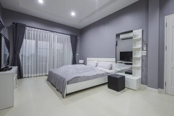 Moderne design interieur kamer met witte hoogglans keuken in een ... Moderne design interieur kamer met witte hoogglans keuken in een ...