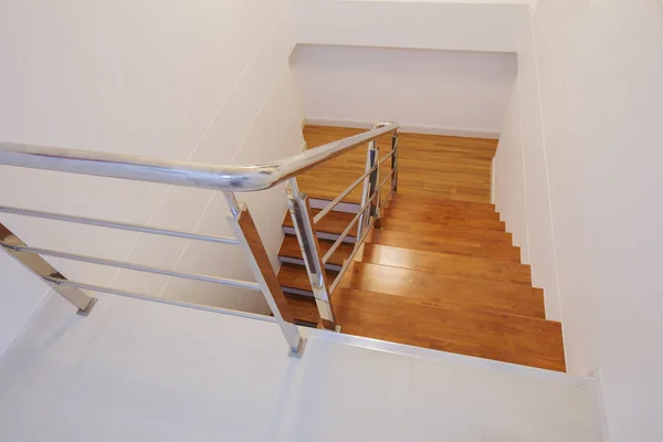 Деревянная лестница в доме — стоковое фото