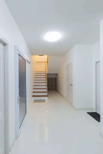 Kleine hall kamer en trap in huis — Stockfoto