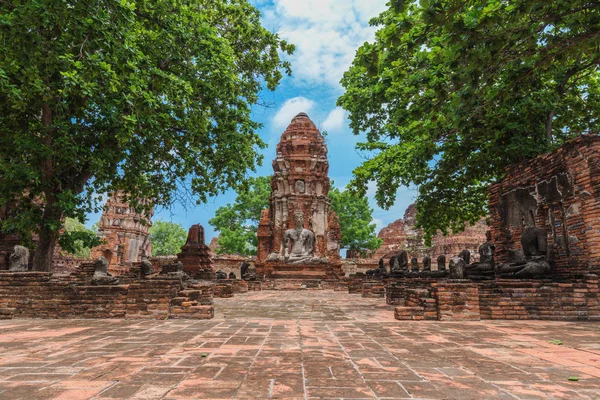 Ruinerna av buddha statyer och pagoda av Wat Mahathat i Ayutthaya — Stockfoto