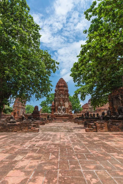 Ruinerna av buddha statyer och pagoda av Wat Mahathat i Ayutthaya — Stockfoto