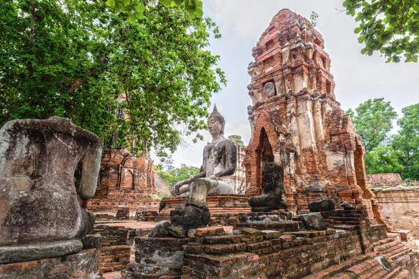 Ruinerna av buddha statyer och pagoda av Wat Mahathat i Ayutthaya — Stockfoto