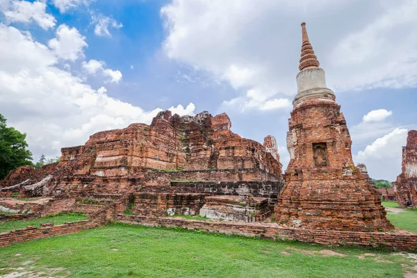 Ruinen von Buddha-Statuen und Pagode des Wat Mahathat in Ayutthaya — Stockfoto