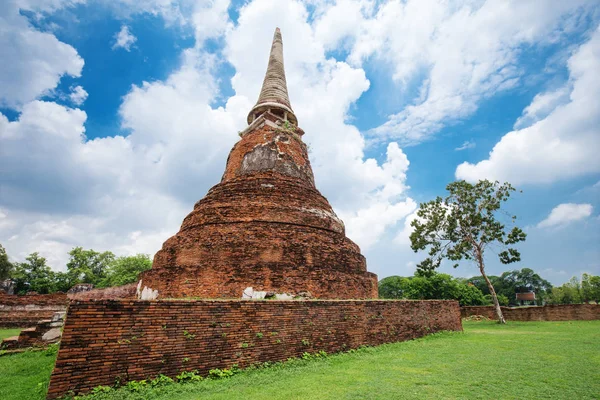 Rovine di statue buddha e pagoda di Wat Mahathat in Ayutthaya — Foto Stock