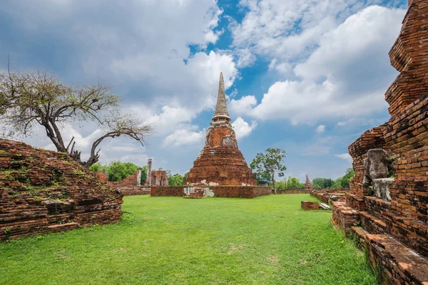 Ερείπια του Βούδα αγάλματα και παγόδα του Wat Mahathat σε Αγιουτχάγια — Φωτογραφία Αρχείου