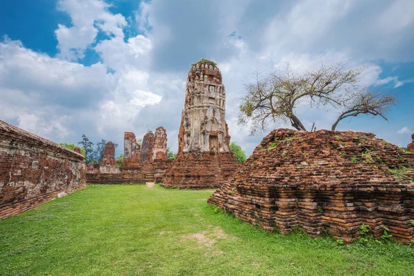 Ruinen von Buddha-Statuen und Pagode des Wat Mahathat in Ayutthaya — Stockfoto