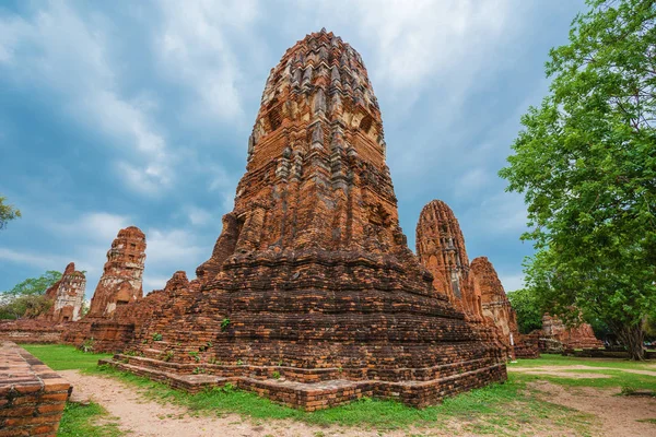 Ruinerna av buddha statyer och pagoda av Wat Mahathat i Ayutthaya — Stockfoto