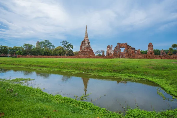 Ruins of buddha statues and pagoda of Wat Mahathat in Ayutthaya — Stock Photo, Image