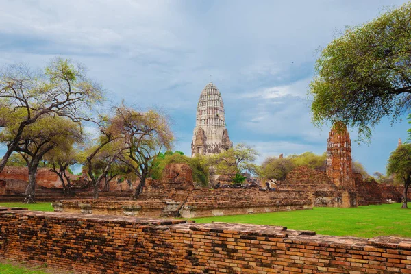 Ruïnes van boeddhabeelden en pagode van Wat Ratcha Burana in Ayutt — Stockfoto