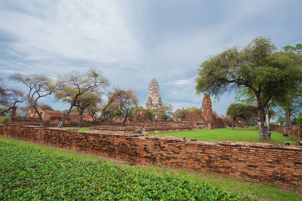 Ruinen von Buddha-Statuen und Pagode des Wat Ratcha Burana in Ayutt — Stockfoto