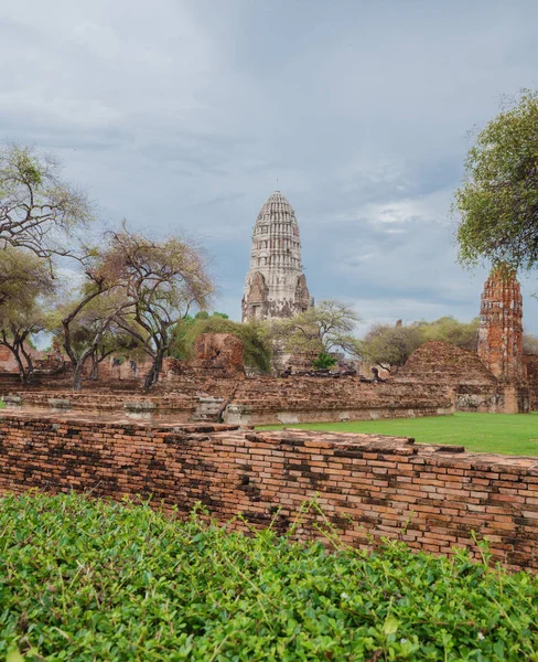 Ruïnes van boeddhabeelden en pagode van Wat Ratcha Burana in Ayutt — Stockfoto