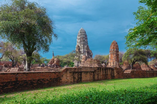 Ruiny posągów Buddy i pagoda Wat Burana Ratcha w Ayutt — Zdjęcie stockowe