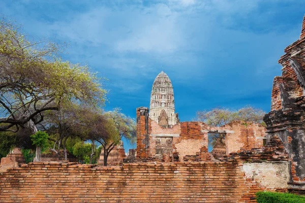 Ruins of buddha statues and pagoda of Wat Ratcha Burana in Ayutt — Stock Photo, Image