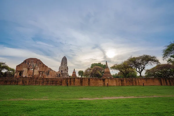 Ruinen von Buddha-Statuen und Pagode des Wat Ratcha Burana in Ayutt — Stockfoto