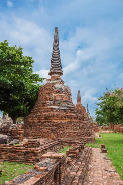 불상, Wat Phra Si 불탑이 아 유에의 탑의 폐허 — 스톡 사진