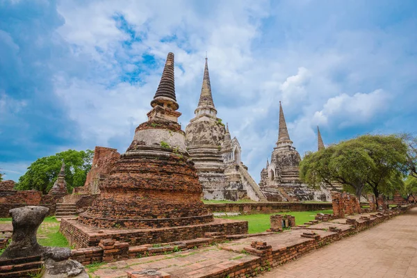 불상, Wat Phra Si 불탑이 아 유에의 탑의 폐허 — 스톡 사진