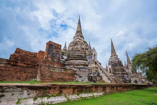 불상, Wat Phra Si 불탑이 아 유에의 탑의 폐허 — 스톡 사진