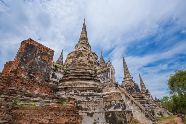 불상, Wat Phra Si 불탑이 아 유에의 탑의 폐허 — 스톡 사진